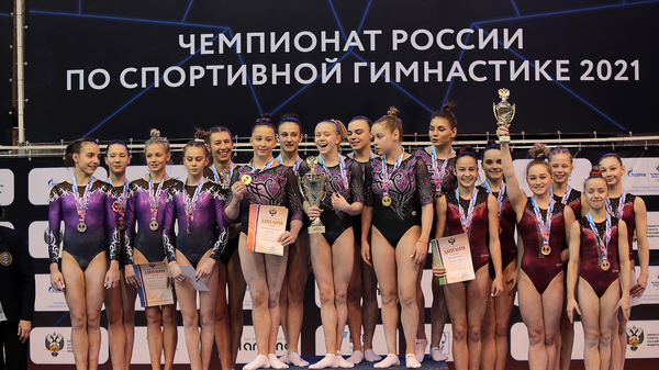 Участницы командного многоборья на чемпионате России по спортивной гимнастике