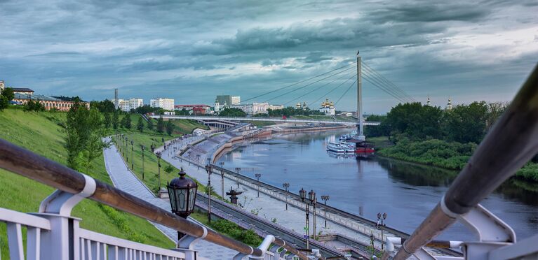 Мост влюбленных и набережная реки Тура 