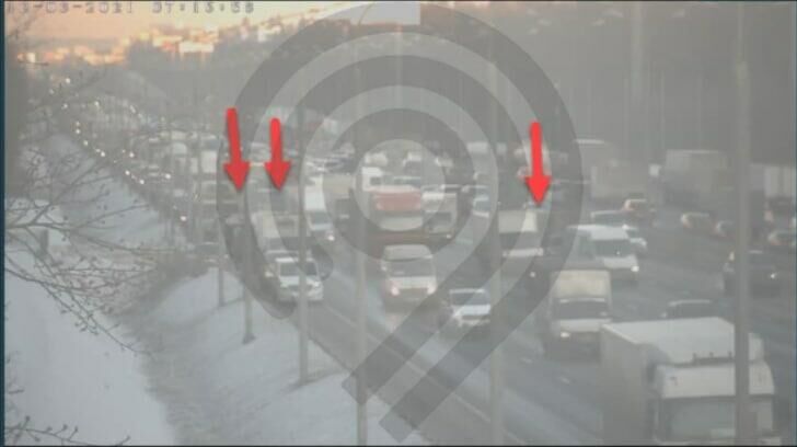 На внутренней стороне 100 км МКАД произошло столкновение трех автомобилей - РИА Новости, 1920, 12.03.2021