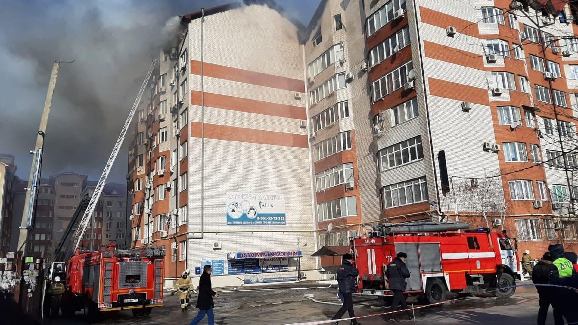 Сотрудники противопожарной службы тушат пожар в восьмиэтажном жилом доме в Анапе - РИА Новости, 1920, 12.03.2021