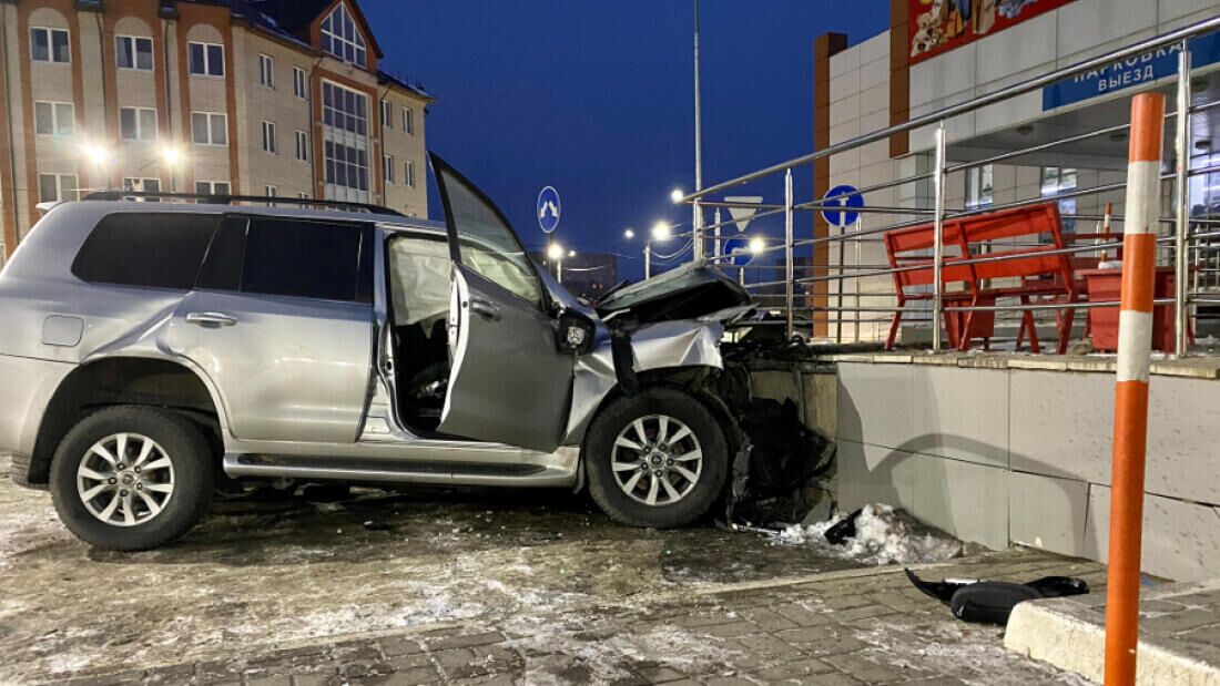 На месте ДТП с участием автомобиля Toyota Land Cruiser 200 в Великом Новгороде - РИА Новости, 1920, 12.03.2021