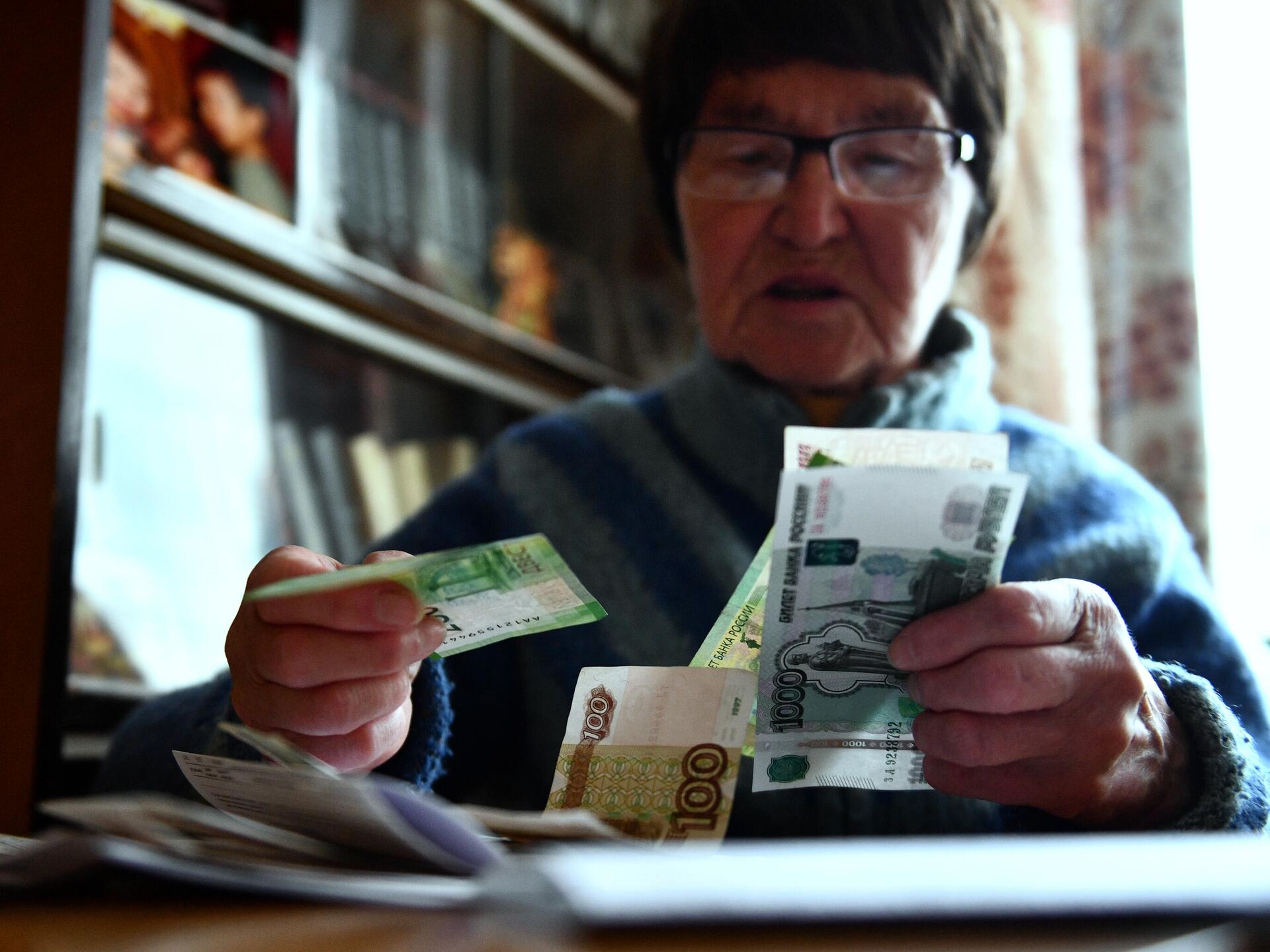 Московская доплата пенсионерам в 2024 году. Выплаты пенсионерам. Пенсионер получает пенсию. Повышение зарплаты бюджетникам. Повышение зарплат бюджетников и пенсий.