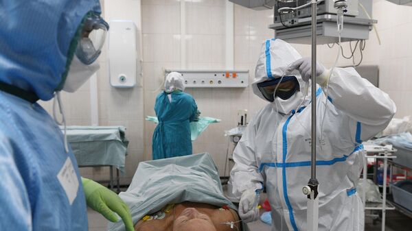 Медицинские работники и пациент в операционной ковид-госпиталя, организованного в городской клинической больнице No15 имени О. М. Филатова в Москве