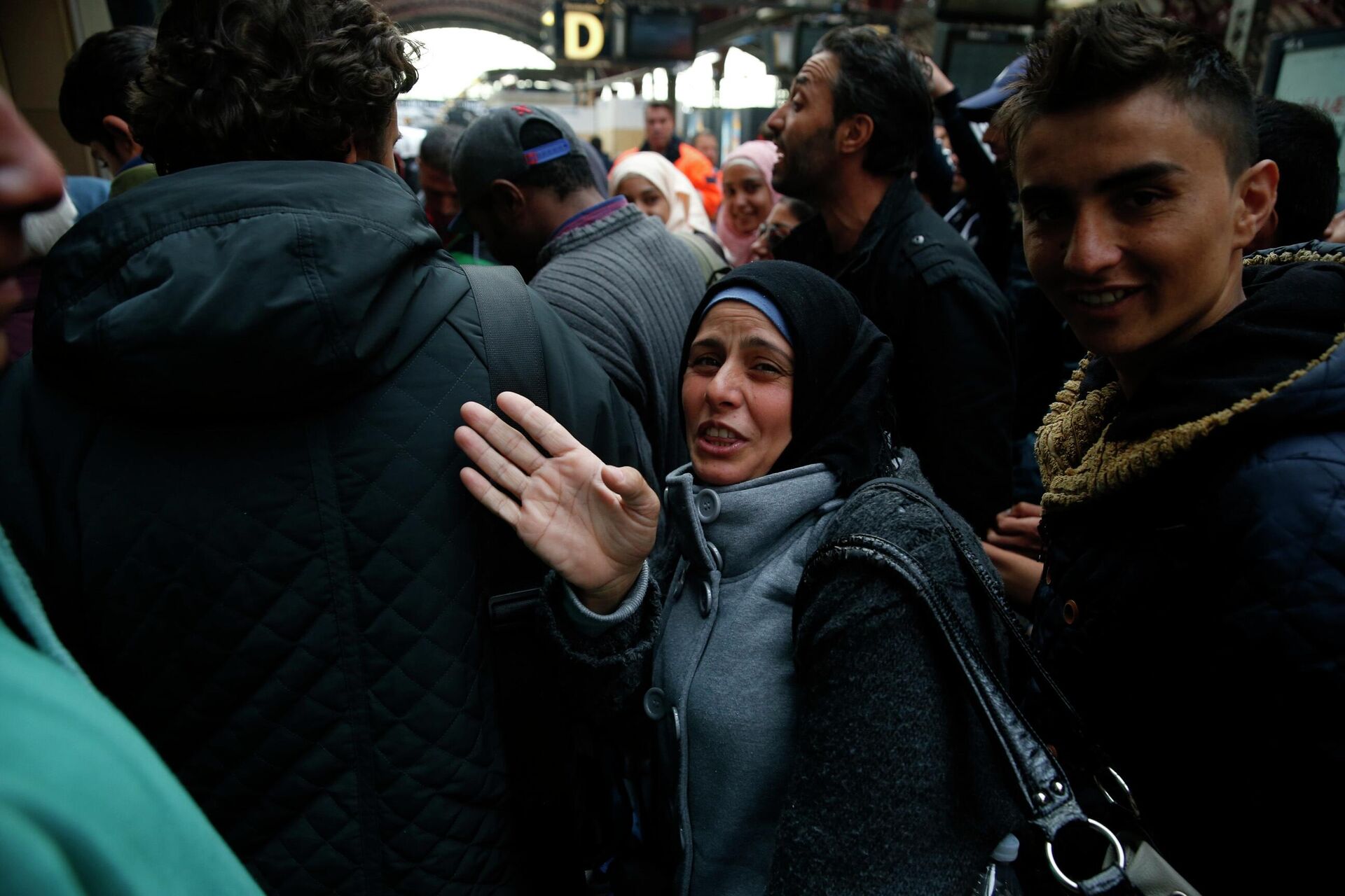 Беженцы из Сирии на железнодорожной станции в Копенгагене. 2015 год - РИА Новости, 1920, 14.06.2022