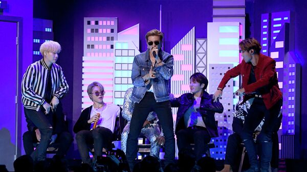 Участники группы BTS во время выступления на 62-й ежегодной премии Грэмми в Лос-Анджелесе