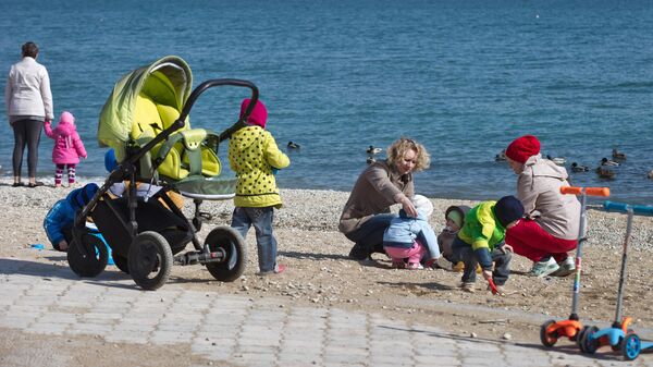 Женщины с детьми на набережной в Феодосии