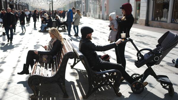 Люди на Никольской улице в Москве