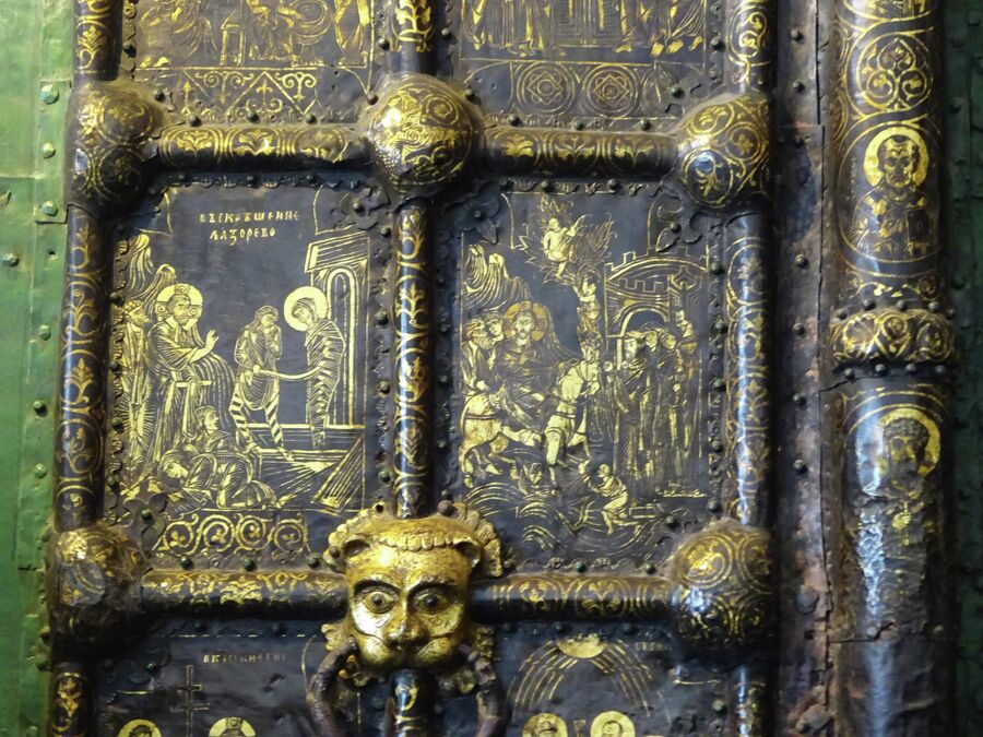Златые врата были раньше входными дверями в Рождественский собор (XIII век) 