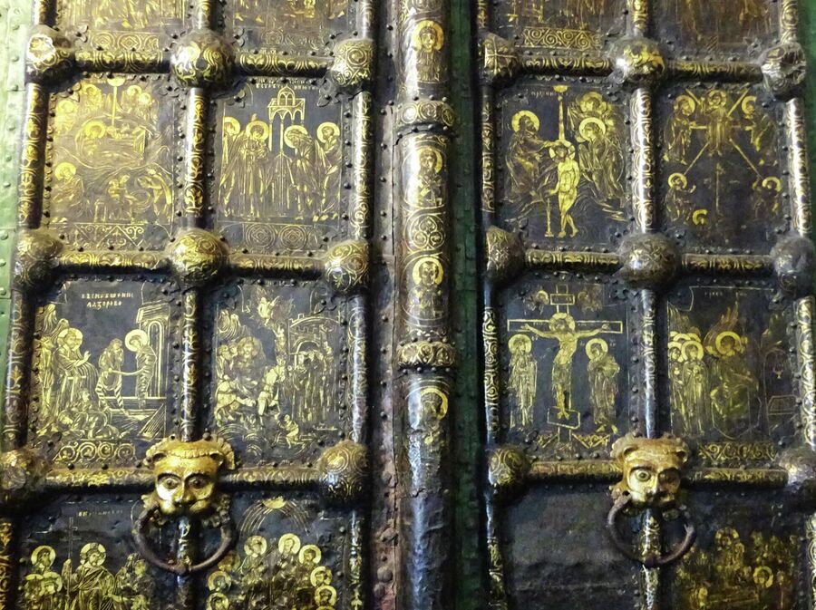 Златые врата в Рождественском соборе (XIII век)