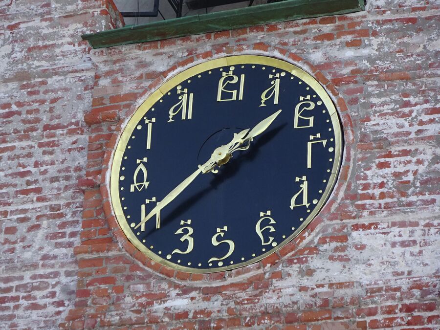 Башенные часы с буквами в Кремле