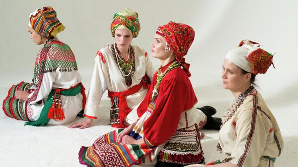 Участники группы в традиционных эрзянских и мокшанских костюмах