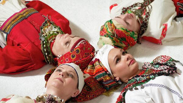 Девушки в традиционном эрзянском и мокшанском костюмах
