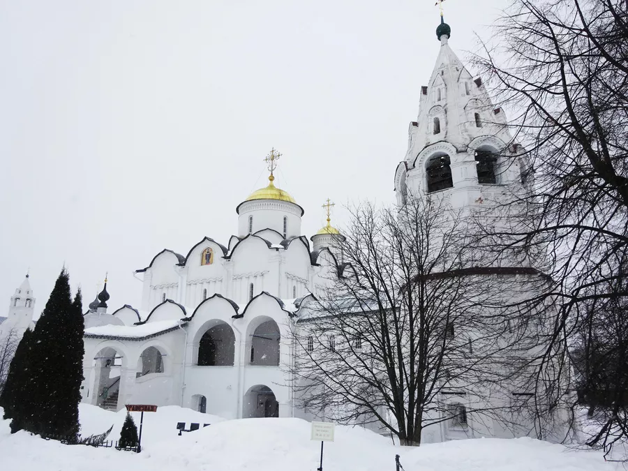 Шатровая колокольня (XVI-XVII век) и Покровский собор на территории Покровского монастыря Шатровая колокольня (XVI-XVII век) и Покровский собор на территории Покровского монастыря