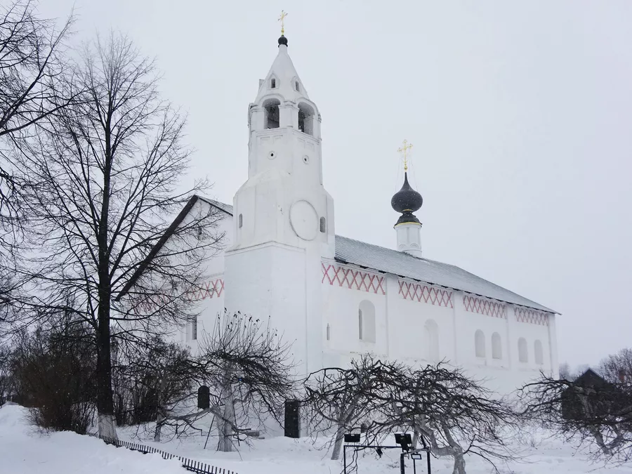 Зачатьевская трапезная церковь и звонница в Покровском монастыре (XVI век) Зачатьевская трапезная церковь и звонница в Покровском монастыре (XVI век)