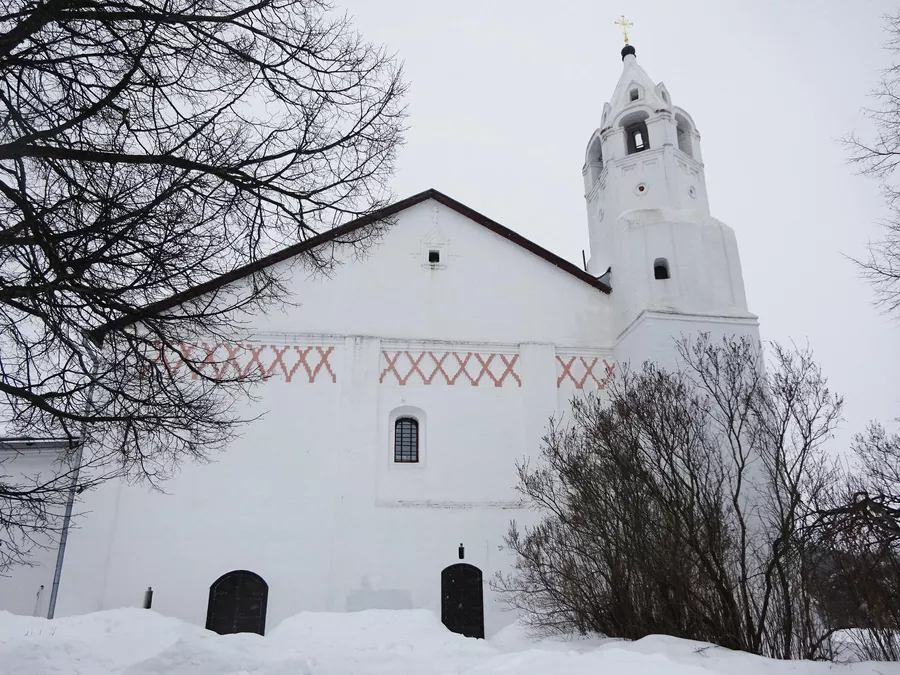 Зачатьевская трапезная церковь и звонница в Покровском монастыре (XVI век) Зачатьевская трапезная церковь и звонница в Покровском монастыре (XVI век)