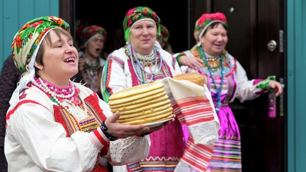 Женщины в традиционных костюмах в селе Мордовские Юнки
