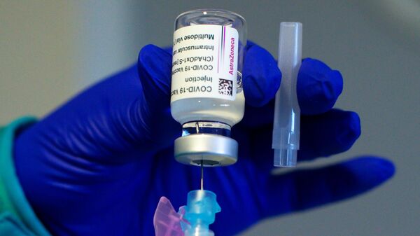 Вакцинация от COVID-19 препаратом Oxford/AstraZeneca в городской больнице в городе Кория в Испании