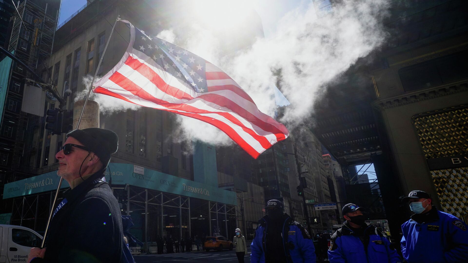 Участники митинга на 5-й авеню перед башней Трампа в Нью-Йорке - РИА Новости, 1920, 13.03.2021