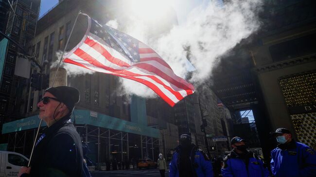 Участники митинга на 5-й авеню перед башней Трампа в Нью-Йорке