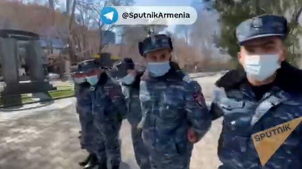 Полицейские в цепочке вокруг здания МИД Армении