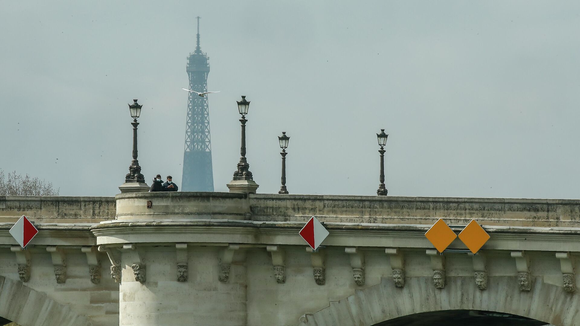 Люди в масках переходят ​мост Пон-Нёф в Париже, Франция - РИА Новости, 1920, 10.05.2021