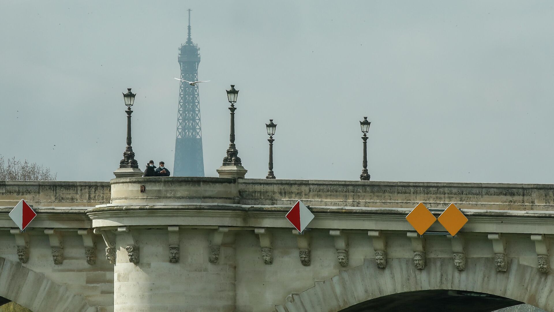 Люди в масках переходят ​мост Пон-Нёф в Париже, Франция - РИА Новости, 1920, 19.04.2024