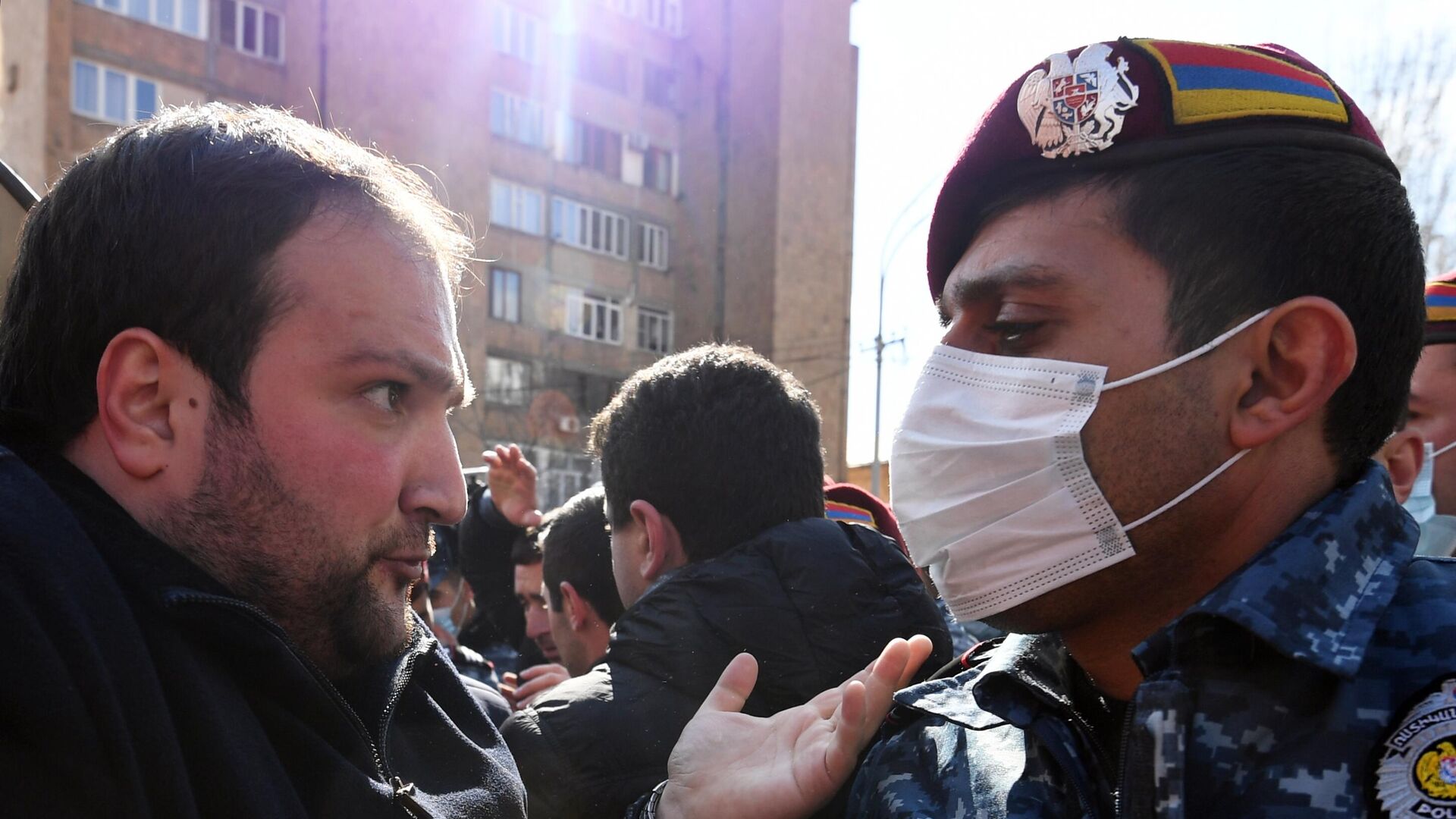 Сторонники оппозиции и сотрудники полиции возле здания администрации президента Армении в Ереване - РИА Новости, 1920, 23.03.2021