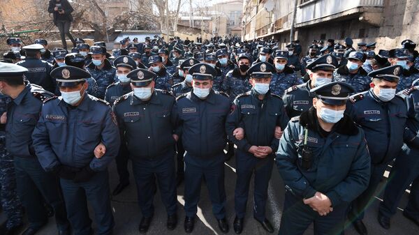 Сотрудники полиции на улице Зарубяна возле здания администрации президента Армении в Ереване
