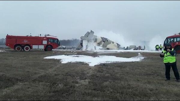 Спасатели на месте крушения самолета в Казахстане