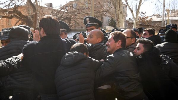 Сторонники оппозиции и сотрудники полиции на улице Заробяна