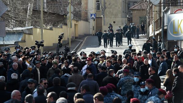 Сторонники оппозиции и сотрудники полиции на улице Заробяна в Ереване