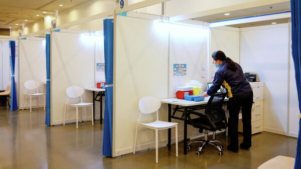 Медицинский работник в центре вакцинации от коронавируса (COVID-19) в Гонконге, Китай