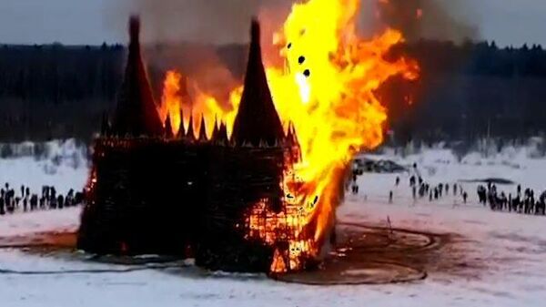 Замок корона-людоеда сожгли на Масленицу