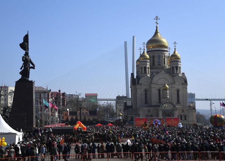 Участники празднования Масленицы во Владивостоке