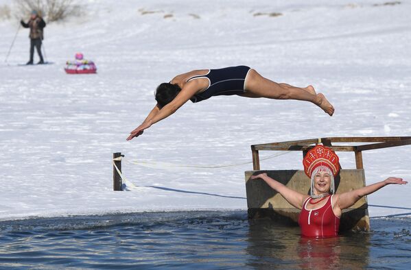 Члены клуба закаливания и зимнего плавания во время празднования Масленицы в Новосибирске
