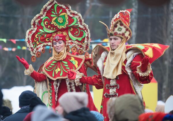 Участники народных гуляний во время празднования Бакшевской Масленицы в Московской области