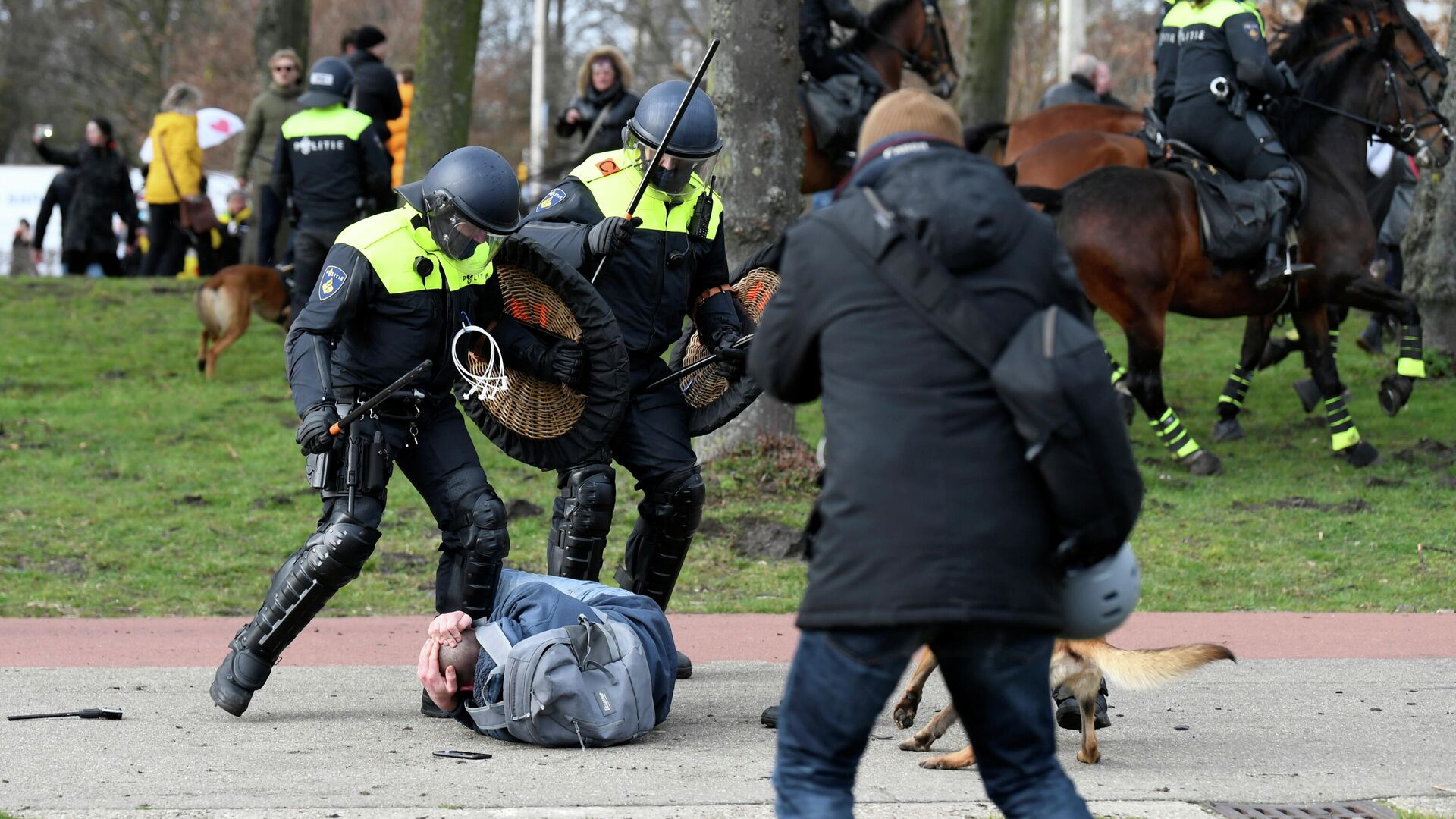 Полиция во время акции протеста против ограничений коронавирусной болезни в Гааге - РИА Новости, 1920, 14.03.2021