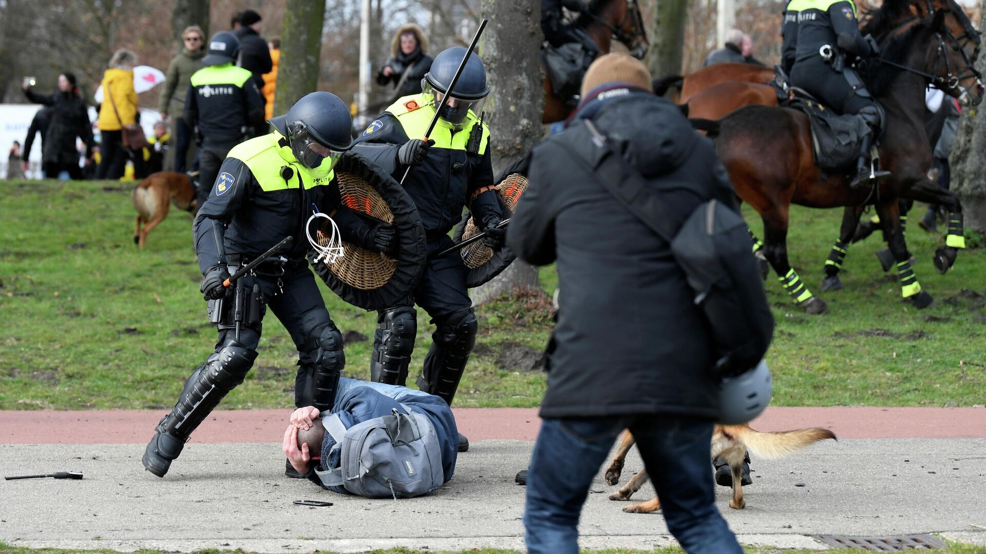 Полиция во время акции протеста против ограничений коронавирусной болезни в Гааге - РИА Новости, 1920, 14.03.2021