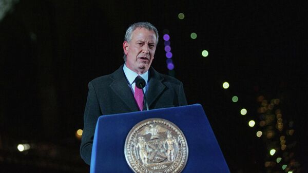 Мэр Нью-Йорка Билл де Блазио выступает на церемонии поминовения жителей Нью-Йорка, погибших во время пандемии Covid-19