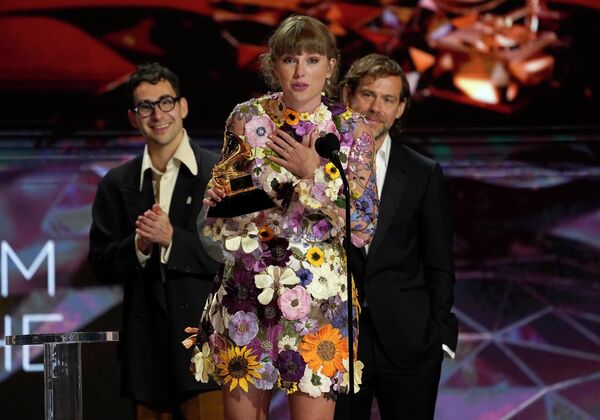 Тейлор Свифт принимает награду за альбом Folklore на 63-й ежегодной церемонии вручения премии Грэмми