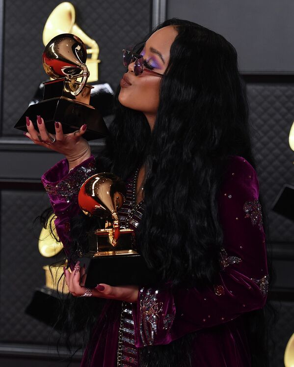 Хип-хоп-певица H.E.R с наградой Грэмми за песню года I Can't Breathe на 63-й ежегодной церемонии вручения премии