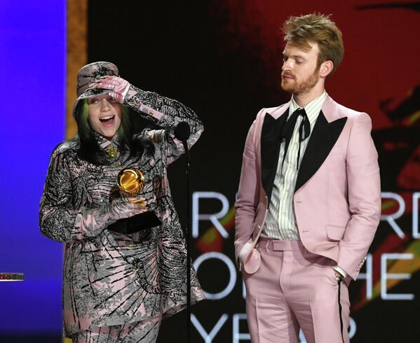 Американская певица Билли Айлиш и Финнеас принимают награду за песню Everything I Wanted на 63-й ежегодной премии  Грэмми