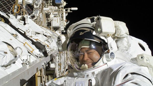 Японский астронавт Акихико Хосидэ в открытом космосе