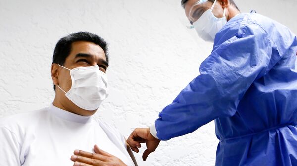 Президент Венесуэлы Николас Мадуро и его супруга Силия Флорес вакцинировались российским препаратом от коронавируса Спутник V