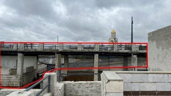 Незаконно возведенная колоннада на Поклонной горе в Москве