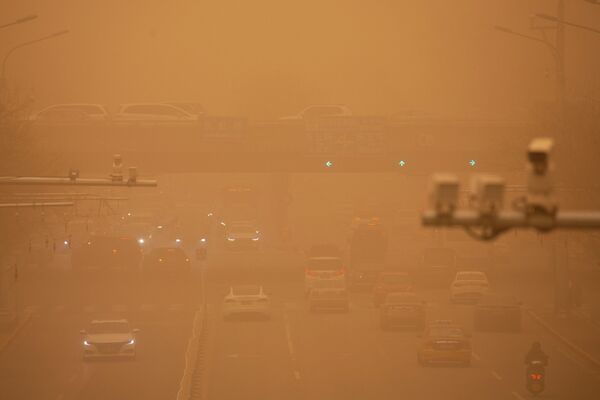 Дорожное движение во время песчаной бури в Пекине