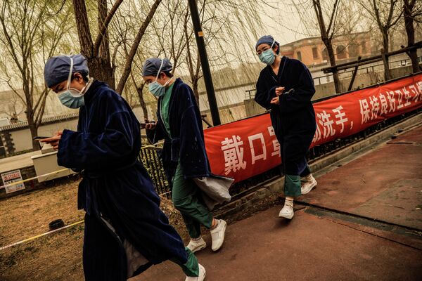 Медсестры во время песчаной бури в Пекине