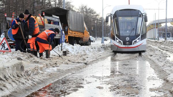 Уборка снега возле трамвайной остановки в Москве
