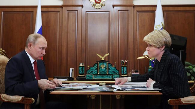 Президент РФ Владимир Путин и руководитель образовательного фонда Талант и успех Елена Шмелева во время встречи