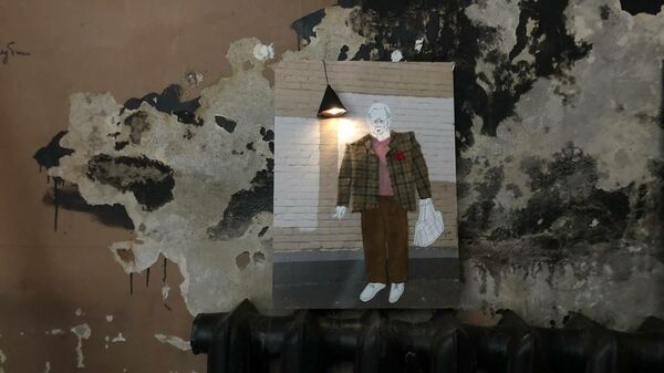 Фрагмент инсталляции Саши Дыхне  Ежик и Медвежонок в разных районах Москвы на выставке 8 1/2 комнат в галерее ГРАУНД Солянка